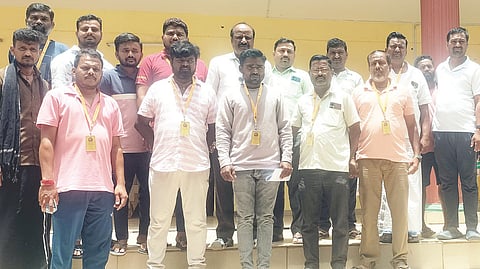ಕೊಟ್ಟೂರಿನಲ್ಲಿ ಕರ್ನಾಟಕ ರಾಜ್ಯ ಚಾಲಕರ ಒಕ್ಕೂಟದ ಕಾರು ಚಾಲಕರ ಸಭೆ ನಡೆಯುತು. ಅಧ್ಯಕ್ಷ ಗಿರೀಶ್, ಪ್ರಮುಖರಾದ ಎಂ.ತಿಪ್ಪೇಸ್ವಾಮಿ, ರಾಜಣ ಶೆಟ್ಟಿ, ಕೊಟ್ರೇಶ, ಎಂ.ವಿರೂಪಾಕ್ಷಿ ಇತರರಿದ್ದರು.