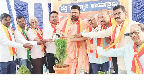 ಕೂಡ್ಲಿಗಿಯ ಹಿರೇಮಠ ಕಾಲೇಜಿನಲ್ಲಿ ಕಸಾಪ ತಾಲೂಕು ಘಟಕದಿಂದ ಹಮ್ಮಿಕೊಂಡಿದ್ದ ದತ್ತಿ ಉಪನ್ಯಾಸ ಕಾರ್ಯಕ್ರಮವನ್ನು ಕೂಡ್ಲಿಗಿ ಹಿರೇಮಠದ ಪ್ರಶಾಂತ ಸಾಗರ ಶಿವಾಚಾರ್ಯರು ಉದ್ಘಾಟಿಸಿದರು. ಕಸಾಪ ತಾಲೂಕು ಅಧ್ಯಕ್ಷ ವೀರೇಶ ಅಂಗಡಿ, ಕರವೇ ತಾಲೂಕು ಅಧ್ಯಕ್ಷ ಕಾಟೇರ ಹಾಲೇಶ್, ಪ್ರಾಚಾರ್ಯ ಸಿದ್ದರಾಮ ಹಿರೇಮಠ, ಕನಿಪ ತಾಲೂಕು ಅಧ್ಯಕ್ಷ ರಾಘವೇಂದ್ರ ಸಾಲುಮನಿ, ಪ್ರಗತಿಪರ ರೈತ ಎಲ್.ಆರ್.ತಿಪ್ಪೇಸ್ವಾಮಿ ಇದ್ದರು.