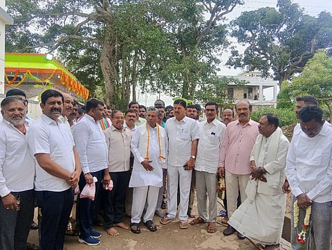 ದೇವನಹಳ್ಳಿ ತಾಲೂಕು ನರಗನಹಳ್ಳಿಯಲ್ಲಿಹಮ್ಮಿಕೊಂಡಿದ್ದ ಶ್ರೀ ಮುನೇಶ್ವರ ಸ್ವಾಮಿ ಹಾಗೂ ಸಪ್ತ ಮಾತೃಕೆ ಅಮ್ಮನ ಸ್ಥಿರಬಿಂಬ ಪ್ರತಿಷ್ಠಾಪನೆ ವಾರ್ಷಿಕೋತ್ಸವದಲ್ಲಿ ಜಿಲ್ಲಾ ಉಸ್ತುವಾರಿ ಸಚಿವ ಕೆ.ಎಚ್​.ಮುನಿಯಪ್ಪ, ಪಂಚಾಯಿತಿ ಯೋಜನಾ ಅನುಷ್ಠಾನ ಸಮಿತಿ ಜಿಲ್ಲಾಧ್ಯಕ್ಷ ಚನ್ನಹಳ್ಳಿ ರಾಜಣ್ಣ, ಅಂತಾರಾಷ್ಟ್ರೀಯವಿಮಾನ ನಿಲ್ದಾಣ ಯೋಜನೆ ಪ್ರಾಧಿಕಾರದ ಅಧ್ಯಕ್ಷ ಶಾಂತಕುಮಾರ್​, ನಿರ್ದೇಶಕ ಪ್ರಸನ್ನ ಕುಮಾರ್​, ತಾಲೂಕು ಅಧ್ಯಕ್ಷ ಜಗನ್ನಾಥ್​ ಇತರರು ಇದ್ದರು.