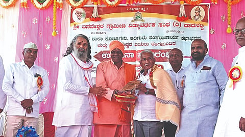 ಲೋಕಾಪುರ ಸಮೀಪ ದಾದನಟ್ಟಿ ಗ್ರಾಮದಲ್ಲಿ ಜಿಲ್ಲಾ ಉಸ್ತುವಾರಿ ಸಚಿವ ಆರ್.ಬಿ. ತಿಮ್ಮಾಪೂರ ಅವರನ್ನು ಸನ್ಮಾನಿಸಲಾಯಿತು.