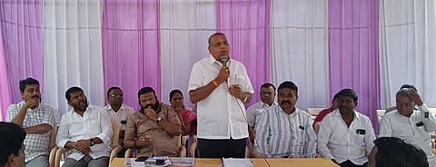 ಲಿಂಗಸುಗೂರು ಕಾಂಗ್ರೆಸ್ ಕಚೇರಿಯಲ್ಲಿ ಏರ್ಪಡಿಸಿದ್ದ ಕಾರ್ಯಕ್ರಮದಲ್ಲಿ ಕೆಪಿಸಿಸಿ ಉಪಾಧ್ಯಕ್ಷ ಡಿ.ಎಸ್. ಹೂಲಗೇರಿ ಮಾತನಾಡಿದರು. ಲಿಂಗಸುಗೂರು ಬ್ಲಾಕ್ ಕಾಂಗ್ರೆಸ್ ಅಧ್ಯಕ್ಷ ಗೋವಿಂದ ನಾಯಕ, ಮುದಗಲ್ ಬ್ಲಾಕ್ ಕಾಂಗ್ರೆಸ್ ಅಧ್ಯಕ್ಷ ಶಿವಶಂಕರಗೌಡ, ಜಿಲ್ಲಾ ಉಪಾಧ್ಯಕ್ಷ ಶಿವಣ್ಣ ನಾಯಕ ಕೋಠಾ, ಗ್ಯಾರಂಟಿ ಯೋಜನೆ ತಾಲೂಕು ಅಧ್ಯಕ್ಷ ವೆಂಕಟೇಶ ಗುತ್ತೇದಾರ ಇತರರಿದ್ದರು.