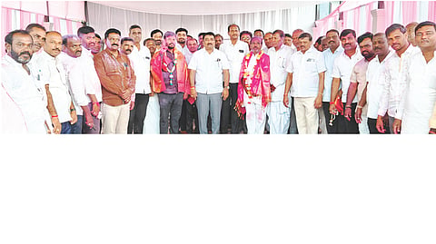 ಲಿಂಗಸುಗೂರು ಪಿಕಾರ್ಡ್ ಬ್ಯಾಂಕ್ ಸದಸ್ಯರ ಚುನಾವಣೆಯಲ್ಲಿ ಬಯ್ಯಪೂರ ಕಾಂಗ್ರೆಸ್ ಬೆಂಬಲಿತ ಮುದಗಲ್ಲ ಕ್ಷೇತ್ರದ ಹುಸೇನಪ್ಪ, ಲಿಂಗಸುಗೂರು ಪೂರ್ಣ ಕ್ಷೇತ್ರದ ಸಿದ್ರಾಮೇಶ ಅವರನ್ನು ಎಂಎಲ್‌ಸಿ ಶರಣಗೌಡ ಪಾಟೀಲ್ ಬಯ್ಯಪೂರ ಸನ್ಮಾನಿಸಿದರು. ಭೂಪನಗೌಡ ಪಾಟೀಲ್, ಪಾಮಯ್ಯ ಮುರಾರಿ, ಶಶಿಧರ ಪಾಟೀಲ್ ಆಶಿಹಾಳ, ಗುಂಡಪ್ಪ ನಾಯಕ, ಚನ್ನಾರೆಡ್ಡಿ ಬಿರಾದಾರ, ಶರಣಬಸವ ವ್ಯಾಕರನಾಳ, ಸಂಗಮೇಶ ಕನ್ನಾಳ, ತಿಮ್ಮನಗೌಡ, ರಾಜು ಪಾಟೀಲ್, ರಾಮನಗೌಡ, ರಮೇಶ ಪಾಗದ, ಹನಮಂತ ಹುಳೆಮಸೂರು ಇದ್ದರು.
