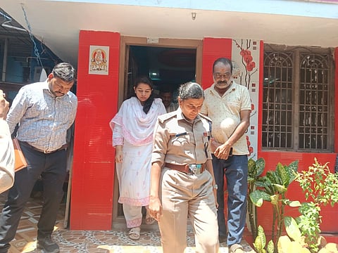 ಹಂಪಿಗೆ ಸೋಮವಾರ ಎಸ್ಪಿ ಎಸ್.ಜಾಹ್ನವಿ ಬೇಟಿ ನೀಡಿಅನಧಿಕೃತ ಹೋಂಸ್ಟೇಗಳನ್ನು ಪರಿಶೀಲನೆ ಮಾಡಿದರು. ತಹಸೀಲ್ದಾರ್ ತಹಸೀಲ್ದಾರ್ ಶೃತಿಎಂ.ಮಳ್ಳಪ್ಪ ಗೌಡ್ರ್ಇತರರಿದ್ದರು.