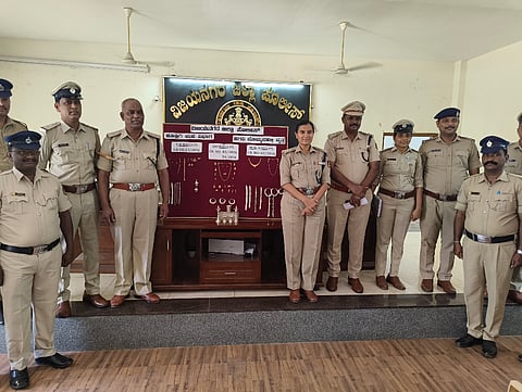 ಹಗರಿಬೊಮ್ಮನಹಳ್ಳಿ ಮನೆಗಳ್ಳತನ ಆರೋಪಿಗಳನ್ನು ಬಂದದಿಸಿ ಚಿನ್ನಾಭರಣಗಳನ್ನು ವಶಕ್ಕೆ ಪಡೆದ ಪೊಲೀಸರತಂಡ. ಎಸ್ಪಿ ಎಸ್.ಜಾಹ್ನವಿ, ಎಎಸ್ಪಿ ಮಂಜುನಾಥ, ಡಿವೈಎಸ್ಪಿ ಮಲ್ಲೇಶ್‌ದೊಡ್ಮನಿ, ಸಿಪಿಐ ವಿಲಾಸ್ ಲಮಾಣಿ, ಪಿಎಸ್ಐಗಳಾದ ತಾರಾಬಾಯಿ, ನಾಗರಾಜಕೊಟಗಿಇತರರಿದ್ದರು.