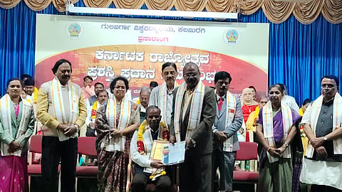 ಗುಲ್ಬರ್ಗಾ ವಿವಿಯಲ್ಲಿ ಬುಧವಾರ ಕನ್ನಡ ವಿವಿಯ ಪ್ರಾಧ್ಯಾಪಕ ಡಾ.ಗೋವಿಂದ ಅವರಿಗೆ ಕಲ್ಯಾಣ ಕರ್ನಾಟಕ ರಾಜ್ಯೋತ್ಸವ ಪ್ರಶಸ್ತಿ ನೀಡಿ ಗೌರವಿಸಲಾಯಿತು. ಲೇಖಕಿ ದೀಪಾ ಬಸ್ತಿ, ಗುಲ್ಬರ್ಗಾ ವಿವಿಯ ಕುಲಪತಿ ಪ್ರೊ.ಶಶಿಕಾಂತ ಎಸ್.ಉಡಿಕೇರಿ ಇತರರಿದ್ದರು.