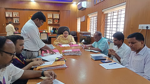 ಹೊಸಪೇಟೆ ಜಿಲ್ಲಾಧಿಕಾರಿ ಕಚೇರಿಯಲ್ಲಿ ಗುರುವಾರ ಜಿಲ್ಲಾಧಿಕಾರಿ ಕವಿತಾ ಎಸ್.ಮನ್ನಿಕೇರಿ ಪ್ರವಾಸೋದ್ಯಮ ಇಲಾಖೆಯ ಪ್ರಗತಿ ಪರಿಶೀಲನಾ ಸಭೆ ನಡೆಸಿದರು. ಪ್ರವಾಸೋದ್ಯಮ ಇಲಾಖೆ ಉಪ ನಿರ್ದೇಶಕ ಪ್ರಭುಲಿಂಗ ತಳಕೇರಿ, ಪರಿಶಿಷ್ಟ ವರ್ಗಗಳ ಕಲ್ಯಾಣ ಇಲಾಖೆ ಜಿಲ್ಲಾ ಅಧಿಕಾರಿ ರವಿಕುಮಾರ್ ಇತರರಿದ್ದರು.