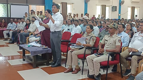 ರಾಜ್ಯ ಸರ್ಕಾರದ ಆಶಯಗಳ ಕುರಿತು ಮುಖ್ಯಮಂತ್ರಿ ಡಿ.ಕೆ.ಶಿವಕುಮಾರ್ ನಡೆಸಿದ ವೀಡಿಯೋ ಕಾನ್ಫರೆನ್ಸ್ ಕಾರ್ಯಕ್ರಮದಲ್ಲಿ ಜಿಲ್ಲಾಧಿಕಾರಿ ಕವಿತಾ ಎಸ್.ಮನ್ನಿಕೇರಿ ಹಾಗೂ ಜಿ.ಪಂ. ಸಿಇಒ ನೋಂಗ್ಜಾಯ್ ಮಹ್ಮದ್ ಅಲಿ ಅಕ್ರಂ ಷಾ ಮಾಹಿತಿ ನೀಡಿದರು. ಎಸ್ಪಿ ಎಸ್.ಜಾಹ್ನವಿ, ಇತರರಿದ್ದರು.