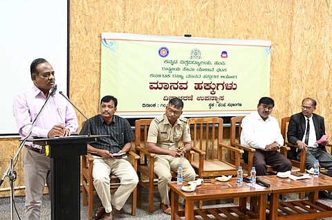 ಕನ್ನಡ ವಿವಿಯ ಪಂಪಾ ಸಭಾಂಗಣದಲ್ಲಿ ಬುಧವಾರ ನಡೆದ ಮಾನವ ಹಕ್ಕುಗಳ ದಿನಾಚರಣೆಯಲ್ಲಿ ಕನ್ನಡ ವಿವಿ ಕುಲಪತಿ ಡಾ.ಡಿ.ವಿ.ಪರಮಶಿವಮೂರ್ತಿ ಮಾತನಾಡಿದರು. ಹಂಪಿ ಸಿಪಿಐ ರಾಜೇಶ್ ಬಟಗುರ್ಕಿ, ವಿವಿ ಕುಲಸಚಿವ ಡಾ.ವಿರೂಪಾಕ್ಷಿ ಪೂಜಾರಹಳ್ಳಿ, ಸಂಚಾಲಕ ಡಾ.ಎ.ಶ್ರೀಧರ್ ಇದ್ದರು.