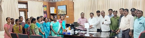 ಕನ್ನಡ ವಿವಿಯಲ್ಲಿ ಮಂಗಳವಾರ ಹೊರಗುತ್ತಿಗೆ ನೌಕರರು ಬಾಕಿ ವೇತನ ಪಾವತಿಗೆ ಆಗ್ರಹಿಸಿ ಕುಲಪತಿ ಡಾ.ಪರಮಶಿವಮೂರ್ತಿ ಅವರಿಗೆ ಮನವಿ ಸಲ್ಲಿಸಿದರು. ಸಂಘದ ಉಪಾಧ್ಯಕ್ಷ ಗದಿಗಯ್ಯ, ಪ್ರಧಾನ ಕಾರ್ಯದರ್ಶಿ ನಾಗೂನಾಯ್ಕ, ಪ್ರಮುಖರಾದ ನಿಂಗಪ್ಪ, ಚಿದಾನಂದ ಇತರರಿದ್ದರು.