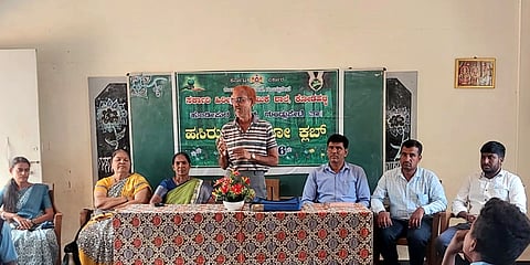 ಗುಂಡ್ಲುಪೇಟೆ ತಾಲೂಕಿನ ಕೋಡಳ್ಳಿ ಗ್ರಾಮದ ಸರ್ಕಾರಿ ಹಿರಿಯ ಪ್ರಾಥಮಿಕ ಶಾಲೆಯಲ್ಲಿ ಆಯೋಜಿಸಿದ್ದ  ಜೀವ ವೈವಿಧ್ಯ ಕುರಿತು ಅರಿವು ಮೂಡಿಸುವ ಕಾರ್ಯಕ್ರಮದಲ್ಲಿ ಆರ್.ಕೆ.ಮಧು ಮಾತನಾಡಿದರು.