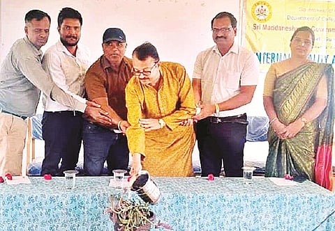  ಕಬ್ಬಹಳ್ಳಿ ಗ್ರಾಮದ ಶ್ರೀ ಮದ್ದಾನೇಶ್ವರ ಸರ್ಕಾರಿ ಪ್ರಥಮ ದರ್ಜೆ ಕಾಲೇಜಿನಲ್ಲಿ ಆಯೋಜಿಸಿದ್ದ ಕಾರ್ಯಕ್ರಮವನ್ನು ಟಿ.ಎನ್.ರಾಮಕೃಷ್ಣ ಉದ್ಘಾಟಿಸಿದರು. ಜೆ. ಸುರೇಂದ್ರ, ಸಿ.ಕೆ.ಸುರೇಶ, ಡಾ.ಸಿ.ಸುರೇಶ್ ಅಂಬ್ಳೆ,  ಆರ್.ಮಹದೇವಸ್ವಾಮಿ, ಡಾ. ತೇಜಸ್ವಿನಿ, ಸಿ.ಶ್ರೀನಿವಾಸ್ ಇದ್ದರು.
