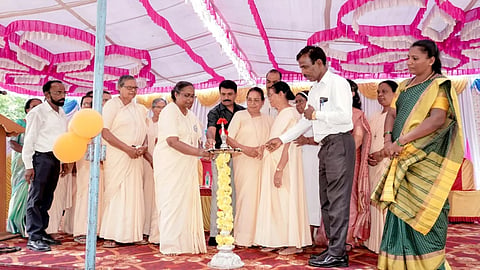 ಗುಂಡ್ಲುಪೇಟೆ ಪಟ್ಟಣದ ನಿರ್ಮಲ ಕಾನ್ವೆಂಟ್ ಶಾಲೆಯ ಸುವರ್ಣ ಮಹೋತ್ಸವ ಕಾರ್ಯಕ್ರಮವನ್ನು ಸತೀಶ್ ಉದ್ಘಾಟಿಸಿದರು. ಸಿಸ್ಟರ್ ಆರೋಗ್ಯ ಮೇರಿ, ಸಿಸ್ಟರ್ ಕಾರ್ಮಿನ್ ಡಿಸೋಜಾ, ಕ್ರಾಸ್ತಾ, ಲೀನಾ ಡಿಸೋಜಾ ಆರೋಗ್ಯ ಮೇರಿ, ಸಿಸ್ಟರ್ಸ್ ಮೋತಿ, ಫಿಲೋಮಿನಾ, ಸಂತೋಷ್, ಒಲಿವಿಯ, ರೀಟಾ, ಜುವಾನ ಶಿಕ್ಷಕರಾದ ವೆರೋನಿಕ, ನಿರ್ಮಲ ಆಂಜನೇಯ, ರುದ್ರಪ್ಪ, ಮಲ್ಲಪ್ಪ ಇದ್ದರು.