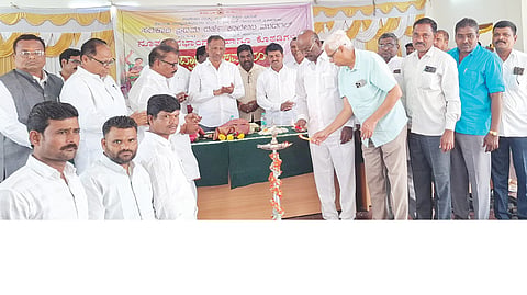 ಮುದಗಲ್‌ನ ಸರ್ಕಾರಿ ಪ್ರಥಮ ದರ್ಜೆ ಕಾಲೇಜಿನಲ್ಲಿ ನೂತನ ಸಭಾಂಗಣವನ್ನು ಶಾಸಕ ಮಾನಪ್ಪ ವಜ್ಜಲ್ ಉದ್ಘಾಟಿಸಿದರು. ಪ್ರಾಚಾರ್ಯ ಸಿದ್ದರಾಮ ಪಾಟೀಲ್, ಪ್ರಮುಖರಾದ ಗಿರಿಮಲ್ಲನಗೌಡರು, ನಾಗಭೂಷಣ, ಚಿದಾನಂದ ದೊರೆ ಇತರರಿದ್ದರು.