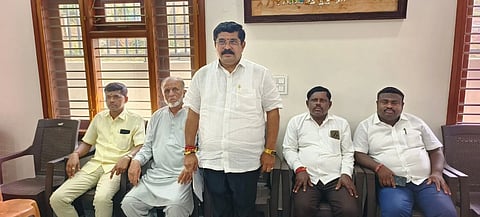 ಮಾಗಡಿ ಶಾಸಕರ ಗೃಹಕಚೇರಿಯಲ್ಲಿ ಹಮ್ಮಿಕೊಂಡಿದ್ದ ಸುದ್ದಿಗೋಷ್ಠಿಯಲ್ಲಿ ಪೂಜಾರಿಪಾಳ್ಯ ಕೃಷ್ಣಮೂರ್ತಿ ಮಾತನಾಡಿದರು. ಮಾಗಡಿ ಅಭಿವೃದ್ಧಿ ಪ್ರಾಧಿಕಾರದ ಅಧ್ಯ ತಟವಾಳು ಪ್ರಕಾಶ್​, ಪುರಸಭೆ ಮಾಜಿ ಸದಸ್ಯ ಶಿವಕುಮಾರ್​, ಮುಖಂಡರಾದ ರೆಹಮಾನ್​, ಬೆಳಗುಂಬ ನರಸಿಂಹಯ್ಯ  ಇದ್ದರು.