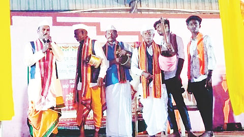ಹುಲಿಗಿ ಗ್ರಾಮದಲ್ಲಿ ಇತ್ತೀಚೆಗೆ ಆಯೋಜಿಸಿದ್ದ ಕಲಾ ನಡಿಗೆ ಜನರ ಬಳಿಗೆ ಕಾರ್ಯಕ್ರಮದಲ್ಲಿ ಕಲಾವಿದ ಫಕೀರಸಿದ್ದಪ್ಪ ಮತ್ತು ಸಂಗಡಿಗರು ಚೌಡಕಿ ಪದಗಳ ಗಾಯನ ಪ್ರಸ್ತುತಪಡಿಸಿದರು.