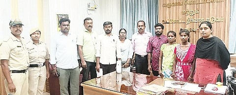 ಗುಂಡ್ಲುಪೇಟೆ ತಾಲೂಕಿನ ತೆರಕಣಾಂಬಿ ಸಮೀಪ ಜಮೀನಿನಲ್ಲಿದ್ದ ತಮಿಳುನಾಡು ಮೂಲದ ಜೀತಕಾರ್ಮಿಕರನ್ನು ಜಿಲ್ಲಾಡಳಿತ ರಕ್ಷಿಸಿರುವುದು.