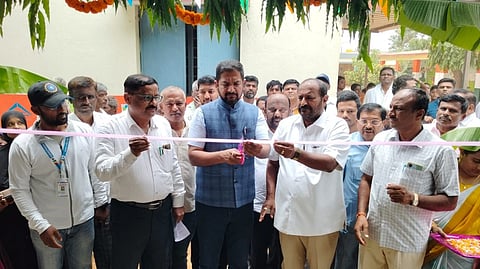 ಹೊಸಕೋಟೆ ತಾಲೂಕು ನಂದಗುಡಿಯ ಕರ್ನಾಟಕ ಪಬ್ಲಿಕ್​ ಸ್ಕೂಲ್​ನಲ್ಲಿ ವಿವಿಧ ಕಾಮಗಾರಿಗಳಿಗೆ ಶಾಸಕ ಶರತ್​ ಬಚ್ಚೇಗೌಡ ಚಾಲನೆ ನೀಡಿದರು. ರಾಜ್ಯ ಒಕ್ಕಲಿಗರ ಸಂಘದ ನಿರ್ದೇಶಕ ಬಿ.ವಿ.ರಾಜಶೇಖರಗೌಡ, ಗ್ಯಾರಂಟಿ ಯೋಜನೆಗಳ ಅನುಷ್ಠಾನ ಸಮಿತಿ ಜಿಲ್ಲಾ ಉಪಾಧ್ಯಕ್ಷ ಟಿ.ಎಸ್​.ರಾಜಶೇಖರ್​, ಬಮುಲ್​ ಒಕ್ಕೂಟದ ನಿರ್ದೇಶಕ ಎಲ್​ಎನ್​ಟಿ ಮಂಜುನಾಥ್​ ಇದ್ದರು.