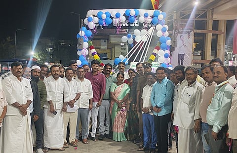 ಕಾರಟಗಿಯಿಂದ ಬೆಂಗಳೂರಿಗೆ ಕೆಕೆಆರ್‌ಟಿಸಿಯಿಂದ ನಾನ್ ಎಸಿ ಸ್ಲೀಪರ್ ಬಸ್ ಸಂಚಾರ ಸೇವೆಯನ್ನು ಸೋಮವಾರ ಆರಂಭಿಸಲಾಯಿತು. ಪುರಸಭೆ ಅಧ್ಯಕ್ಷೆ ರೇಖಾ ಆನೆಹೊಸೂರು, ಗ್ಯಾರಂಟಿ ಯೋಜನೆಗಳ ಅನುಷ್ಠಾನ ಸಮಿತಿ ಜಿಲ್ಲಾಧ್ಯಕ್ಷ ರೆಡ್ಡಿ ಶ್ರೀನಿವಾಸ್ ಇತರರಿದ್ದರು.
