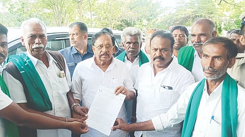 ಬೆಳೆ ನಷ್ಟಕ್ಕೊಳಗಾದ Parameshwara ರೈತರಿಗೆ ಎಕರೆಗೆ 40ರಿಂದ 50 ಸಾವಿರದವರೆಗೆ ಪರಿಹಾರ ನೀಡಬೇಕೆಂದು ಒತ್ತಾಯಿಸಿ ಡಿಸಿಎಂ ಡಾ.ಜಿ.ಪರಮೇಶ್ವರಗೆ ರಾಜ್ಯ ರೈತ ಸಂಘ ಹಾಗೂ ಹಸಿರು ಸೇನೆ ಮನವಿ ಸಲ್ಲಿಸಿದರು. ರೈತ ಸಂಘದ ಮಲ್ಲಪ್ಪ, ರಾಜಣ್ಣ, ನಾರಾಯಣ ನಾಯ್ಕ, ಚಿತ್ತಯ್ಯ, ಸದಾಶಿವಪ್ಪ ಇದ್ದರು.
