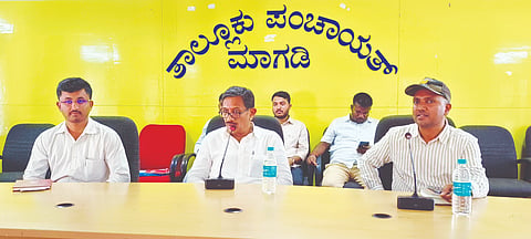 ಮಾಗಡಿ ತಾಲೂಕು ಪಂಚಾಯಿತಿ ಸಭಾಂಗಣದಲ್ಲಿ ಹಮ್ಮಿಕೊಂಡಿದ್ದ ಕಂದಾಯ ಅಧಿಕಾರಿಗಳ ಸಭೆಯಲ್ಲಿ ಶಾಸಕ ಎಚ್​.ಸಿ.ಬಾಲಕೃಷ್ಣ ಮಾತನಾಡಿದರು. ತಹಸೀಲ್ದಾರ್​ ಕೆ.ಆರ್​.ರಂಜಿತ್​, ಇಒ ಜಯಪಾಲ್​, ಉಪ ತಹಸೀಲ್ದಾರ್​ ಪ್ರಭಾಕರ್​ ಇತರರಿದ್ದರು.