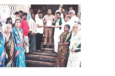 ಪಟ್ಟಾ ನೀಡುವಂತೆ ಆಗ್ರಹಿಸಿ ಸಂಡೂರು ತಹಸೀಲ್ದಾರ್ ಅನಿಲ್ ಕುಮಾರ್‌ಗೆ ಬಗರ್‌ಹುಕುಂ ಸಾಗುವಳಿದಾರರು ಮನವಿ ಸಲ್ಲಿಸಿದರು. ಬಿಜೆಪಿ ರೈತ ಮೋರ್ಚಾ ಜಿಲ್ಲಾ ಕಾರ್ಯದರ್ಶಿ ಅಂತಾಪುರದ ವಿ.ಎಸ್.ಶಂಕರ್, ಜಿಲ್ಲಾ ಎಸ್ಟಿ ಮೋರ್ಚಾ ಕಾರ್ಯದರ್ಶಿ ಡಿ.ಬಸವರಾಜ, ಸಾರಪ್ಪ, ತಿಪ್ಪೇಸ್ವಾಮಿ, ಈರಪ್ಪ, ಮಂಜು, ಲಕ್ಷ್ಮಮ್ಮ, ಮಾರೆಮ್ಮ, ಉಮೇಶ, ಶಿವಣ್ಣ, ನಾಗರಾಜ, ಅಂಜನಪ್ಪ ಇತರರಿದ್ದರು.