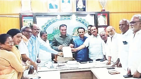 ಸಂಡೂರು ತಾಲೂಕು ಕಚೇರಿ ಸಭಾಂಗಣದಲ್ಲಿ ನಡೆದ ಸಭೆಯಲ್ಲಿ ಪುರಸಭೆ ಮುಖ್ಯಾಧಿಕಾರಿ ವಿನಯ್ ಕುಮಾರ ಗೌಡಗೆ ಮನವಿ ಸಲ್ಲಿಸಲಾಯಿತು. ವಕೀಲ ಗುಡೇಕೋಟೆ ನಾಗರಾಜ, ಪ್ರಮುಖರಾದ ಚಿತ್ರಿಕಿ ಸತೀಶ್ ಕುಮಾರ್, ಬಂಡ್ರಿ ರವಿಕುಮಾರ್, ಬಿ.ಜಿ.ಸಿದ್ದನಗೌಡ ಇತರರಿದ್ದರು.