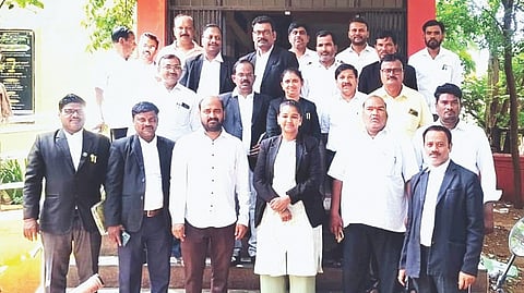 ಸಂಡೂರಿನ ವಕೀಲರ ಸಂಘಕ್ಕೆ ಮುಖ್ಯ ಕಾರ್ಯಕಾರಣಿ ಸದಸ್ಯರನ್ನಾಗಿ ಕೋರ್ ಕಮಿಟಿಯಲ್ಲಿ ಅವಿರೋಧ ಆಯ್ಕೆ ಮಾಡಲಾಯಿತು. ಅಧ್ಯಕ್ಷ ಕುಮಾರಸ್ವಾಮಿ ತೋರಣಗಲ್, ಉಪಾಧ್ಯಕ್ಷೆ ರೇಖಾ, ಕಾರ್ಯದರ್ಶಿ ರಾಮಮೂರ್ತಿ ಇತರರಿದ್ದರು.