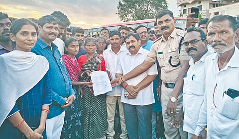 ಊಡಗಿ ಗ್ರಾಮದಲ್ಲಿ ಕೊಲೆಯಾದ ಯುವಕನ ಕುಟುಂಬಕ್ಕೆ ಪರಿಹಾರ, ಸರ್ಕಾರಿ ನೌಕರಿ ನೀಡುವಂತೆ ಒತ್ತಾಯಿಸಿ ಶವದೊಂದಿಗೆ ಸೇಡಂನ ಬಸವೇಶ್ವರ ವೃತ್ತದಲ್ಲಿ ಪ್ರತಿಭಟನೆ ನಡೆಸಿ ಮನವಿಪತ್ರ ಸಲ್ಲಿಸಲಾಯಿತು. ಮಾಜಿ ಶಾಸಕ ರಾಜಕುಮಾರ ಪಾಟೀಲ್​ ತೆಲ್ಕೂರ, ವಿಜಯಕುಮಾರ ಆಡಕಿ, ಶಿವಕುಮಾರ ಬೋಳಶೆಟ್ಟಿ, ಮೈಲಾರಿ ಕಾಸ್ತರ, ರಾಮು ಕಣೇಕಲ್​ ಇತರರಿದ್ದರು. 