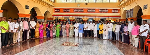 ದೀರ್ಘಾವಧಿ ಪ್ರಧಾನಿಯಾಗಿ ನರೇಂದ್ರ ಮೋದಿ ಹೊಸ ದಾಖಲೆ ನಿರ್ಮಿಸಿದ್ದಕ್ಕೆ ಸೇಡಂನ ಶ್ರೀ ಕೊತ್ತಲ ಬಸವೇಶ್ವರ ದೇವಾಲಯದಲ್ಲಿ ಮಾಜಿ ಶಾಸಕ ರಾಜಕುಮಾರ ಪಾಟೀಲ್​ ತೆಲ್ಕೂರ ನೇತೃತ್ವದಲ್ಲಿ ವಿಶೇಷ ಪೂಜೆ ಸಲ್ಲಿಸಲಾಯಿತು. ಶ್ರೀ ಸದಾಶಿವ ಸ್ವಾಮೀಜಿ, ಸಂತೋಷಿರಾಣಿ ಪಾಟೀಲ್​, ಓಂಪ್ರಕಾಶ ಪಾಟೀಲ್​, ಶಿವಶರಣಪ್ಪ ಇತರರಿದ್ದರು.