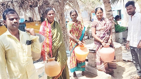 ಸಿದ್ದಾಪುರ ಸಮೀಪದ ಸಿಂಗನಾಳದಲ್ಲಿ ನೀರಿಗಾಗಿ ಸಾರ್ವಜನಿಕರು ಬಿಂದಿಗೆ ಹಿಡಿದು ನಿಂತಿರುವುದು.