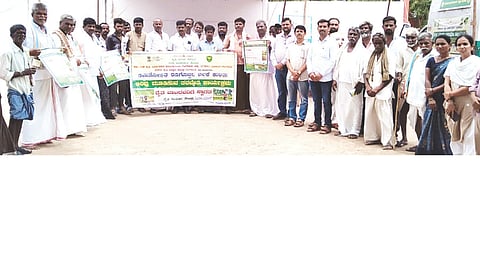 ಸಿದ್ದಾಪುರ ಸಮೀಪದ ಜಮಾಪುರದಲ್ಲಿ ಮಣ್ಣಿನ ಸಂರಕ್ಷಣೆ ಮತ್ತು ಸಮತೋಲಿತ ರಸಗೊಬ್ಬರಗಳ ಬಳಕೆ ಕುರಿತು ವಿಶೇಷ ರೈತ ತರಬೇತಿ ಕಾರ್ಯಕ್ರಮ ಹಮ್ಮಿಕೊಳ್ಳಲಾಗಿತ್ತು. ಕೃಷಿ ಅಧಿಕಾರಿ ವೈ.ಸುಧಾಕರ್, ಕೃಷಿ ಇಲಾಖೆ ಸಿಬ್ಬಂದಿ ವಿದ್ಯಾವತಿ, ಮಂಜುನಾಥ, ಗೋಣೆಪ್ಪ ಹುಡೇದ್, ಶರಣಮ್ಮ ಇತರರಿದ್ದರು.