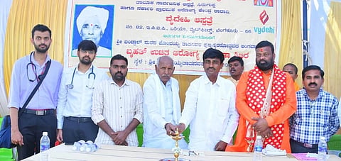 ಸಿರಗುಪ್ಪ ತಾಲೂಕಿನ ಬಂಡ್ರಾಳ್ ಗ್ರಾಮದಲ್ಲಿ ಪೊಂಪಯ್ಯ ತಾತ ಅವರ 34ನೇ ಪುಣ್ಯಸ್ಮರಣೆ ಅಂಗವಾಗಿ ಆಯೋಜಿಸಿದ್ದ ಆರೋಗ್ಯ ಉಚಿತ ತಪಾಸಣಾ ಶಿಬಿರವನ್ನು ಪಿಎಲ್‌ಡಿ ಬ್ಯಾಂಕ್ ಅಧ್ಯಕ್ಷ ಚೊಕ್ಕ ಬಸವನಗೌಡ ಉದ್ಘಾಟಿಸಿದರು. 