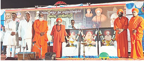 ಸಿಂಧನೂರು ತಾಲೂಕಿನ ಯದ್ದಲದೊಡ್ಡಿಯ ಸುವರ್ಣಗಿರಿ ವಿರಕ್ತಮಠದಲ್ಲಿ 5 ದಿನಗಳ ಪುರಾಣ ಪ್ರವಚನ ಪ್ರಾರಂಭೋತ್ಸವ ಕಾರ್ಯಕ್ರಮ ಹಮ್ಮಿಕೊಳ್ಳಲಾಗಿತ್ತು. ಒಳಬಳ್ಳಾರಿ ಸುವರ್ಣಗಿರಿ ವಿರಕ್ತಮಠದ ಡಾ.ಸಿದ್ದಲಿಂಗಸ್ವಾಮೀಜಿ, ಯದ್ದಲದೊಡ್ಡಿ ಮಹಾಲಿಂಗಸ್ವಾಮೀಜಿ, ಬಳಗಾನೂರು ಸಿದ್ದಬಸವಸ್ವಾಮೀಜಿ, ಅಡವಿ ಅಮರೇಶ್ವರದ ತೋಂಟದಾರ್ಯಸ್ವಾಮೀಜಿ, ವೀರನಗೌಡ ಬಾದರ್ಲಿ ಇದ್ದರು.
