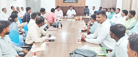 ಶ್ರೀನಿವಾಸಪುರ ambedkar ತಾಲೂಕು ಕಚೇರಿಯ ಸಭಾಂಗಣದಲ್ಲಿ ಹಮ್ಮಿಕೊಂಡಿದ್ದ ಪೂರ್ವಭಾವಿ ಸಭೆಯಲ್ಲಿ  ತಹಸೀಲ್ದಾರ್​ ಜಿ.ಎನ್​.ಸುಧೀಂದ್ರ, ಇಒ ಡಾ .ಕೆ ಸರ್ವೇಶ್​, ಪುರಸಭೆ ಮುಖ್ಯಾಧಿಕಾರಿ ವಿ.ನಾಗರಾಜ್​, ರೈತ ಮುಖಂಡ ಸಿ.ವಿ ಪ್ರಭಾಕರ ಗೌಡ, ನರಸಿಂಹ, ನಾರಾಯಣಸ್ವಾಮಿ, ಆನಂದ ಇದ್ದರು.