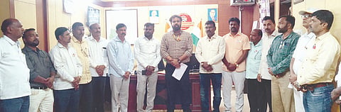 ಸವಣೂರ ಪಟ್ಟಣದಲ್ಲಿ ಶಿಕ್ಷಕನ ಮೇಲೆ ಹಲ್ಲೆ ನಡೆಸಿದವರ ವಿರುದಟಛಿ ಕಾನೂನು ಕ್ರಮ ಕೈಗೊಳ್ಳಬೇಕು ಎಂದು ಒತ್ತಾಯಿಸಿ ಉಪವಿಭಾಗಾಧಿಕಾರಿ ಶುಭಂ ಶುಕ್ಲಾ ಹಾಗೂ ತಹಸೀಲ್ದಾರ್ ರವಿಕುಮಾರ ಕೊರವರ ಅವರಿಗೆ ಮನವಿ ಸಲ್ಲಿಸಲಾಯಿತು. ಮಲ್ಲೇಶ ಕರಿಗಾರ, ಬಸವರಾಜ ಹೊಸಮನಿ, ಚನ್ನಪ್ಪ ಬಮ್ಮಕ್ಕನವರ ಇತರರಿದ್ದರು.