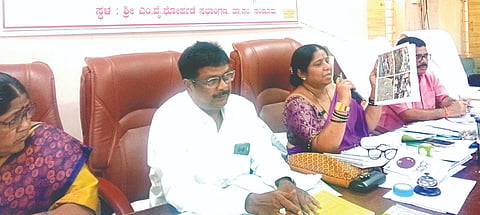 ಸಂಡೂರು ತಾಪಂ ಸಭಾಂಗಣದಲ್ಲಿ ನಡೆದ ತ್ರೈಮಾಸಿಕ ಕೆಡಿಪಿ ಸಭೆಯಲ್ಲಿ ದರೋಜಿ ಕೆರೆಯಲ್ಲಿ ಮೀನುಗಳು ಸತ್ತಿರುವುದನ್ನು ಸಹಾಯಕ ಪರಿಸರ ಅಧಿಕಾರಿಗೆ ಶಾಸಕಿ ಅನ್ನಪೂರ್ಣ ತುಕಾರಾಮ್ ತೋರಿಸುತ್ತಿರುವುದು. ಗ್ಯಾರಂಟಿ ಯೋಜನೆ ಅನುಷ್ಠಾನ ಸಮಿತಿ ಅಧ್ಯಕ್ಷ ನೂರುದ್ದೀನ್, ಗ್ರೇಡ್-2 ತಹಸೀಲ್ದಾರ್ ಸುಧಾ ಅರಮನೆ, ತಾಪಂ ಎಡಿಗಳಾದ ಮಹೇಶ್ ಕುಮಾರ್, ವಸಂತರಾಜ್ ಇತರರಿದ್ದರು.
