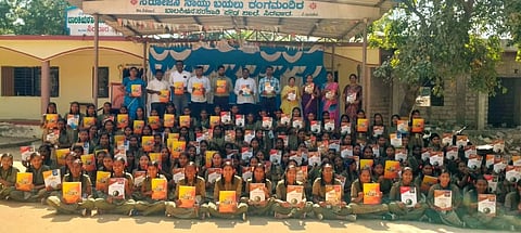 ರವಾರದ ಬಾಲಕಿಯರ ಸರ್ಕಾರಿ ಪ್ರೌಢಶಾಲೆಯಲ್ಲಿ ಏರ್ಪಡಿಸಿದ್ದ ಎಸ್ಸೆಸ್ಸೆಲ್ಸಿ ಫಲಿತಾಂಶ ಸುಧಾರಣೆ ಕಾರ್ಯಕ್ರಮದಲ್ಲಿ ಪಪಂ ಅಧ್ಯಕ್ಷ ವೈ.ಭೂಪನಗೌಡ ಅವರು ಮಕ್ಕಳಿಗೆ ಮಾದರಿ ಪ್ರಶ್ನೆಪತ್ರಿಕೆಗಳನ್ನು ವಿತರಿಸಿದರು. 