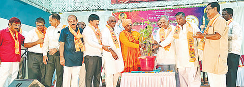 ಸಿರವಾರದಲ್ಲಿ ಚುಕ್ಕಿ ಪ್ರತಿಷ್ಠಾನದಿಂದ ಆಯೋಜಿಸಿರುವ ಉಮಾಪತಿ ಚುಕ್ಕಿ 50ನೇ ಪುಣ್ಯಸ್ಮರಣೋತ್ಸವ ಹಾಗೂ ಬಸವತತ್ವ ಚಿಂತನಾ ಗೋಷ್ಠಿಗೆ ಎಂಎಲ್ಸಿ ಎನ್.ಎಸ್.ಬೋಸರಾಜು ಚಾಲನೆ ನೀಡಿದರು. 