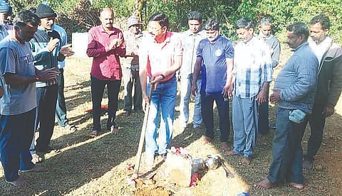 ಸೋಮವಾರಪೇಟೆ ತಾಲ್ಲೂಕಿನ ಬೆಟ್ಟದಳ್ಳಿ ಗ್ರಾಮದ ಸಮುದಾಯ ಭವನಕ್ಕೆ ನಿರ್ಮಿಸಲು ಉದ್ದೇಶಿಸಲಾಗಿರುವ ಅಡುಗೆ ಕೋಣೆ ಕಾಮಗಾರಿಗೆ ರಾಜ್ಯ ಒಕ್ಕಲಿಗರ ಸಂಘದ ನಿರ್ದೇಶಕ ಹರಪಳ್ಳಿ ರವೀಂದ್ರ  ಭೂಮಿ ಪೂಜೆ ನೆರವೇರಿಸಿದರು. ಈರಪ್ಪ, ಲೋಕೇಶ್, ಸಂಪತ್ ಇದ್ದರು.