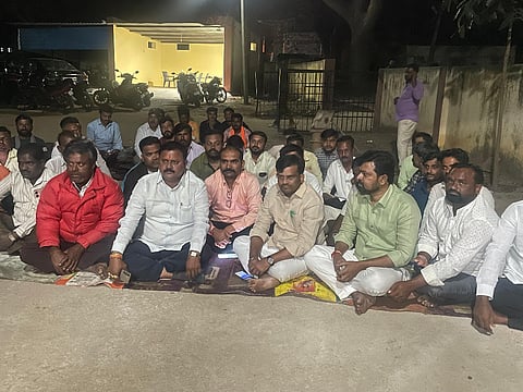 ಪೊಲೀಸ್ ದೌರ್ಜನ್ಯ ಖಂಡಿಸಿ  ಶಿರಹಟ್ಟಿಯಲ್ಲಿ ಶಾಸಕ ಡಾ. ಚಂದ್ರು ಲಮಾಣಿ ಅಹೋರಾತ್ರಿ ಪ್ರತಿಭಟನೆ ನಡೆಸಿದರು.