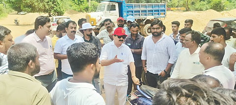 ತೀರ್ಥಹಳ್ಳಿ ತಾಲೂಕಿನ ಮುಂಡಳ್ಳಿ ಮರಳು ಕ್ವಾರಿಯಿಂದ ನಿಯಮ ಉಲ್ಲಂಸಿ ಮರಳು ಸಾಗಿಸಲಾಗುತ್ತಿದೆ ಎಂಬ ಆರೋಪದ ಹಿನ್ನೆಲೆಯಲ್ಲಿ ಶಾಸಕ ಆರಗ ಜ್ಞಾನೇಂದ್ರ ಪರಿಶೀಲನೆ ನಡೆಸಿದರು. ಹೆದ್ದೂರು ನವೀನ್​, ಬೇಗುವಳ್ಳಿ ಸತೀಶ್​ ಇತರರಿದ್ದರು.