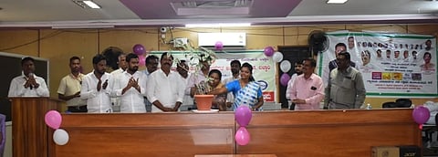 ಬಳ್ಳಾರಿಯ ತಾಪಂ ಕಚೇರಿಯಲ್ಲಿ ಆಯೋಜಿಸಿದ್ದ ಪಂಚ ಗ್ಯಾರಂಟಿ ಯೋಜನೆಯ ಪ್ರಗತಿ ಪರಿಶೀಲನೆ ಹಾಗೂ ಅರಿವು ಮೂಡಿಸುವ ಕಾರ್ಯಕ್ರಮವನ್ನು ತಾಲೂಕು ಗ್ಯಾರಂಟಿ ಯೋಜನೆ ಪ್ರಾಧಿಕಾರದ ಸದಸ್ಯೆ ನಾಗಲಕೆರೆ ಗೀತಾ ಉದ್ಘಾಟಿಸಿದರು. ಅಧ್ಯಕ್ಷ ಗೋನಾಳ್ ಎಂ.ನಾಗಭೂಷಣಗೌಡ, ಸದಸ್ಯರಾದ ಹುಂಡೇಕರ್ ಪ್ರದೀಪ್,  ರಮೇಶ್ ಎನ್, ತಬ್ರೇಜ್,  ಉಮೇಶ್ ಇತರರಿದ್ದರು.
