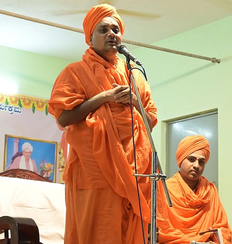 ಬಳ್ಳಾರಿ ತಾಲೂಕಿನ ಹಂದ್ಯಾಳ್ ಗ್ರಾಮದಲ್ಲಿ ಜಡೆಸಿದ್ದೇಶ್ವರ ತಾತನವರ ರಥೋತ್ಸವ ಹಿನ್ನೆಲೆ ಆಯೋಜಿಸಿದ್ದ ಪ್ರವಚನ ಕಾರ್ಯಕ್ರಮದಲ್ಲಿ  ಗವಿಮಠದ ಅಭಿನವ ಗವಿಸಿದ್ದೇಶ್ವರ ಸ್ವಾಮೀಜಿ ಮಾತನಾಡಿದರು. ಮರಿ ಕೊಟ್ಟೂರು ಸ್ವಾಮೀಜಿ ಇದ್ದರು.