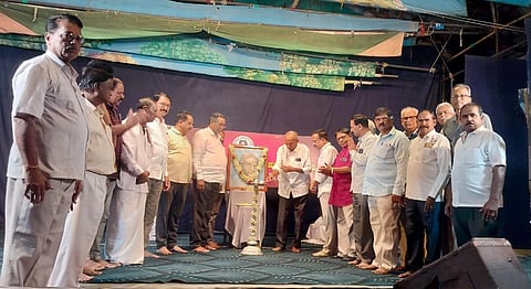 ಬಳ್ಳಾರಿಯ ರಾಘವ ಕಲಾಮಂದಿರದಲ್ಲಿ ಸಂಸ್ಥೆಯಿಂದ ಆಯೋಜಿಸಿದ್ದ ಡಾ.ಜೋಳದರಾಶಿ ದೊಡ್ಡನಗೌಡರ 31ನೇ ವಾರ್ಷಿಕ ಪುಣ್ಯಸ್ಮರಣೆ ಕಾರ್ಯಕ್ರಮವನ್ನು ಸಂಸ್ಥೆಯ ಕಾರ್ಯಾಕಾರಿಣಿ ಸದಸ್ಯ ಕೆ.ಪೊಂಪನಗೌಡ ಉದ್ಘಾಟಿಸಿದರು. ಸಂಸ್ಥೆಯ ಪದಾಧಿಕಾರಿಗಳಾದ                       ಕೆ.ಚನ್ನಪ್ಪ, ಕೆ.ಕೊಟೇಶ್ವರಾವ್, ಎನ್.ಪ್ರಕಾಶ್, ರಮೇಶಗೌಡ, ರಮಣಪ್ಪ ಭಜಂತ್ರಿ, ಪಿ.ಧನಂಜಯ, ಬಾಸ್ಕರ್ ನಾಯ್ಡು ಇತರರಿದ್ದರು.