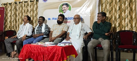 ಬಳ್ಳಾರಿಯ ಕನ್ನಡ ಭವನದಲ್ಲಿ ಆಯೋಜಿಸಿದ್ದ ಸಾಹಿತ್ಯ ಕುರಿತು ಸಂವಾದ ಕಾರ್ಯಕ್ರಮದಲ್ಲಿ ಲೇಖಕರಾದ ಡಾ.ಟಿ.ಎಸ್.ಗೊರವರ, ಆರೀಫ್ ರಾಜಾ, ಡಾ.ಚಿದಾನಂದ ಸಾಲಿ, ಪ್ರಕಾಶನದ ಮುಖ್ಯಸ್ಥ ಸಿ.ಚನ್ನಬಸವಣ್ಣ, ಕಸಾಪ ಜಿಲ್ಲಾಧ್ಯಕ್ಷ ನಿಷ್ಠಿ ರುದ್ರಪ್ಪ ಇದ್ದರು.