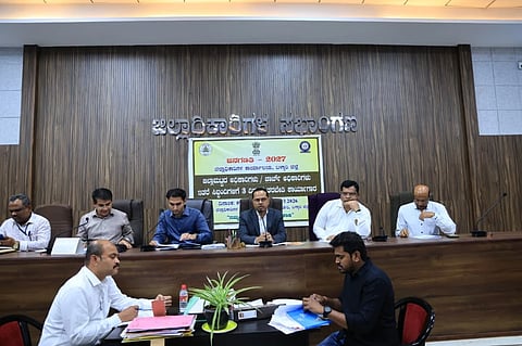 ಬಳ್ಳಾರಿಯ ಡಿಸಿ ಕಚೇರಿ ಸಭಾಂಗಣದಲ್ಲಿ ಆಯೋಜಿಸಿದ್ದ ಜನಗಣತಿ ತರಬೇತಿ ಕಾರ್ಯಾಗಾರದಲ್ಲಿ ಡಿಸಿ ನಾಗೇಂದ್ರ ಪ್ರಸಾದ್ ಕೆ., ಮಾತನಾಡಿದರು. ಎಡಿಸಿ ಮಹಮ್ಮದ್ ಎನ್.ಜುಬೇರ್, ಜಿಪಂ ಸಿಇಒ ಮಹಮ್ಮದ್ ಹ್ಯಾರಿಸ್ ಸುಮೈರ್, ಎಸಿ ರಾಜೇಶ್ ಎಚ್.ಡಿ., ಪಾಲಿಕೆ ಆಯುಕ್ತ ಪಿ.ಎಸ್.ಮಂಜುನಾಥ, ಜಿಪಂ ಮುಖ್ಯ ಯೋಜನಾಧಿಕಾರಿ ವಾಗೀಶ್ ಶಿವಾಚಾರ್ಯ ಇದ್ದರು.