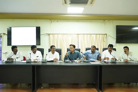 ಬಳ್ಳಾರಿಯ ಜಿಪಂ ಸಭಾಂಗಣದಲ್ಲಿ ಆಯೋಜಿಸಿದ್ದ ಪ್ರಗತಿ ಪರಿಶೀಲನಾ ಸಭೆಯಲ್ಲಿ ಗ್ಯಾರಂಟಿ ಯೋಜನೆಗಳ ಪ್ರಾಧಿಕಾರದ ಜಿಲ್ಲಾಧ್ಯಕ್ಷ ಕೆ.ಇ.ಚಿದಾನಂದಪ್ಪ, ತಾಲೂಕು ಅಧ್ಯಕ್ಷರಾದ ಜಿ.ನಾಗಭೂಷಣ ಗೌಡ, ನೂರುದ್ದೀನ್, ಶ್ರೀನಿವಾಸರಾವ್, ಜಿ.ಬಸವನಗೌಡ  ಜಿಪಂ ಸಿಇಒ ಮಹಮ್ಮದ್ ಹ್ಯಾರಿಸ್ ಸುಮೈರ್, ಕಾರ್ಯದರ್ಶಿ ಶಶಿಕಾಂತ ಶಿವಪುರೆ ಇದ್ದರು.