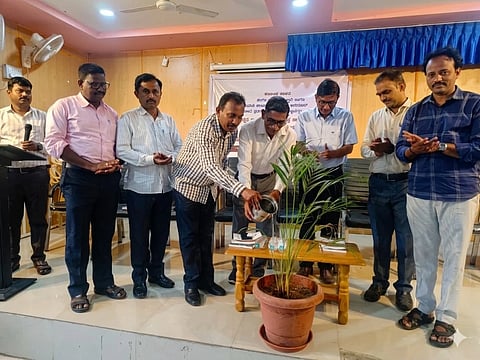 ಬಳ್ಳಾರಿಯ ಎಸ್‌ಎಸ್‌ಎ ಕಾಲೇಜಿನಲ್ಲಿ ಆಯೋಜಿಸಿದ್ದ ನವ ಮಾಧ್ಯಮಗಳು ಮತ್ತು ಹೊಸ ತಲೆಮಾರು ವಿಷಯದ ಕುರಿತು ವಿಶೇಷ ಉಪನ್ಯಾಸ ಕಾರ್ಯಕ್ರಮವನ್ನು ಹಿರಿಯ ಲೇಖಕ ಜಿ.ಪಿ.ಬಸವರಾಜ ಉದ್ಘಾಟಿಸಿದರು. ಪ್ರಾಂಶುಪಾಲ ಡಾ.ಪ್ರಹ್ಲಾದ್ ಚೌದ್ರಿ, ಪ್ರಾಧ್ಯಾಪಕರಾದ ಡಾ.ದಸ್ತಗೀರಸಾಬ್ ದಿನ್ನಿ, ಕೆ.ಬಸವರಾಜ, ಹುಚ್ಚೂಸಾಬ್ , ಲೇಖಕರಾದ  ವೀರೇಂದ್ರ ರಾವಿಹಾಳು, ಡಾ. ನಾಗರಾಜ ಬಸರಕೋಡು ಇತರರಿದ್ದರು.