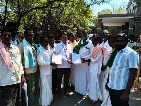 ಬಳ್ಳಾರಿಯ ಡಿಸಿ ಕಚೇರಿ ಆವರಣದಲ್ಲಿ ಮಾಟಸೂಗೂರು ಗ್ರಾಮದಲ್ಲಿ ಬಂದ್ ಮಾಡಿರುವ ಜಮೀನು ರಸ್ತೆಯನ್ನು ಆರಂಭಿಸುವಂತೆ  ತಹಸೀಲ್ದಾರ್ ಸಂಗಮೇಶ್ವರ ಅವರಿಗೆ ಮನವಿ ಸಲ್ಲಿಸಲಾಯಿತು. ಗ್ರಾಮಸ್ಥರಾದ ಕೆ.ಆರ್.ಪಂಪಾಪತಿ, ಆರ್. ಕಳಿಯಪ್ಪ, ಚಂದ್ರಪ್ಪ, ನರಸನಗೌಡ, ಗಾದಿಲಿಂಗಪ್ಪ ಇತರರಿದ್ದರು.