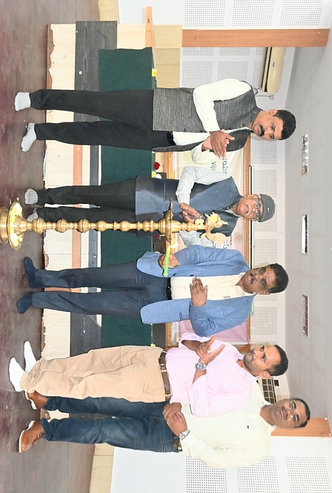 ಬಳ್ಳಾರಿಯ ವಿಎಸ್‌ಕೆ ವಿವಿಯಲ್ಲಿ ಆಯೋಜಿಸಿದ್ದ ಉದ್ಯೋಗ ಮಹತ್ವ  ಮತ್ತು ಉದ್ಯೋಗ ಕೋಶದ ಅನುಷ್ಠಾನ ಕಾರ್ಯಕ್ರಮವನ್ನು  ವಿವಿ ಕುಲಪತಿ ಪ್ರೊ.ಎಂ.ಮುನಿರಾಜು ಉದ್ಘಾಟಿಸಿದರು. ಇಂಡಿಯಾ ಐಎಎಸ್ ಮುಖ್ಯ ಕಾರ್ಯನಿರ್ವಹಣಾ ಅಧಿಕಾರಿ ಪಿ.ಸಿ.ಶ್ರೀನಿವಾಸ, ಪ್ಲೇಸ್‌ಮೆಂಟ್ ಸೆಲ್‌ನ ರಾಜ್ಯ ನೋಡಲ್ ಅಧಿಕಾರಿ ಪ್ರೊ.ಎ.ನಾರಾಯಣ ಪ್ರಸಾದ್, ಸಿಬ್ಬಂದಿ ನಾಗರಾಜು, ಸಂಯೋಜಕ ಡಾ.ಸುನಿಲ್ ಇದ್ದರು. ===